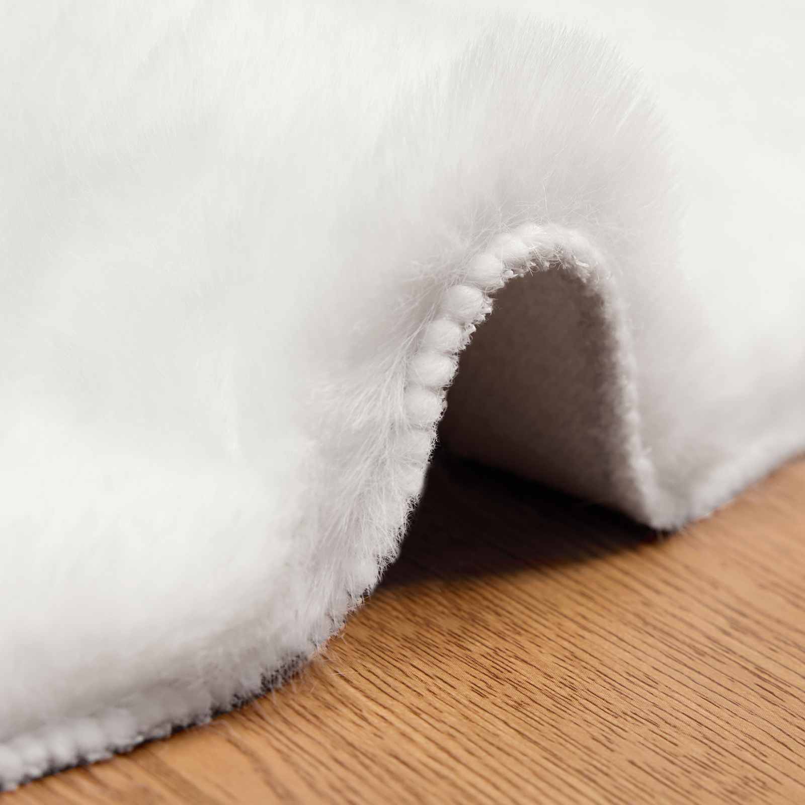 Rutschfester Teppich aus Kunstkaninchenfell OLITE Weiß